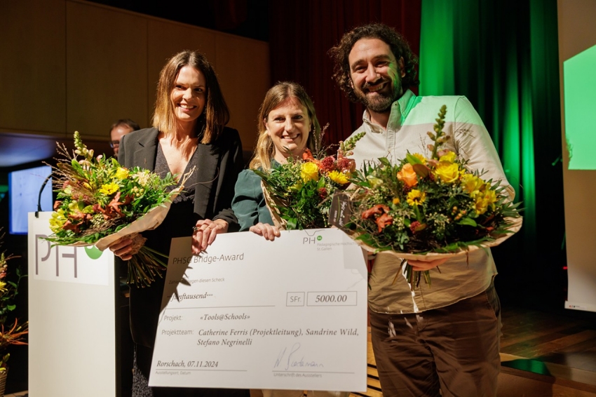  Das Projektteam von «Tools@Schools» mit Sandrine Wild, Catherine Ferris und Stefano Negrinelli (von links) bei der Vergabe des ersten «Bridge Awards». Bild: PHSG 